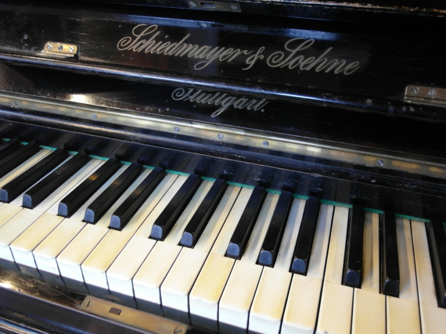Naleving van verbanning Verkeerd Oude klassiek zwarte piano met kandelaars