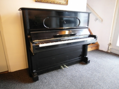 Zwarte Bechstein piano